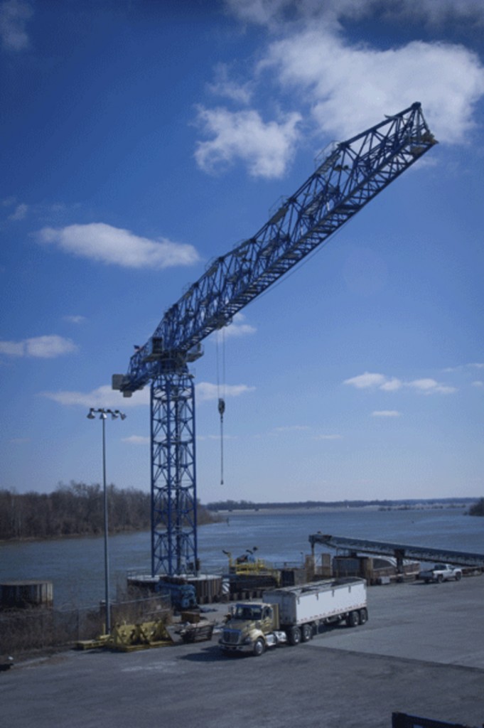 The 30LC1450 offers both extended reach and high capacity lifting capabilities that make it ideal for busy ports like the Paducah/McCracken County Riverport Authority in Paducah, KY. (Photo credit: Glenn Hall Photography)